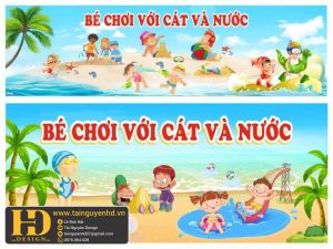 Bé chơi với cát và nước